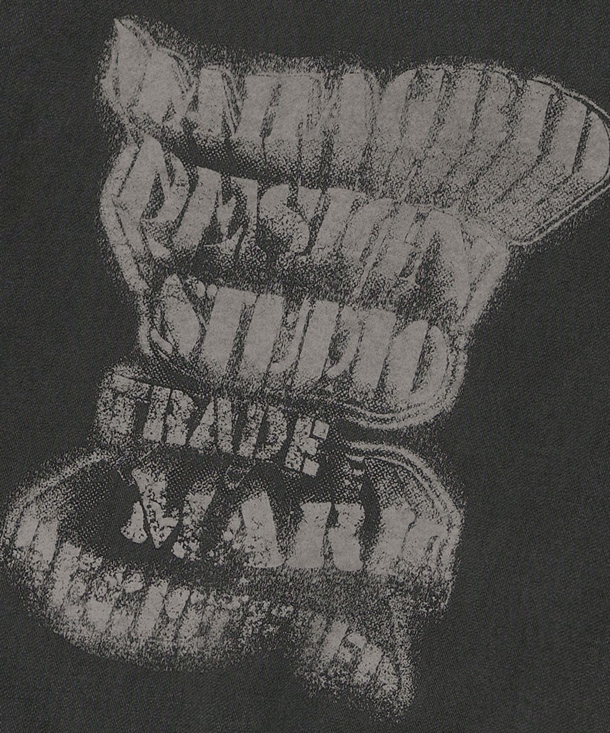 마하그리드(MAHAGRID) GRUNGE SLOGAN PIGMENT SWEATSHIRT CHARCOAL(MG2EFMM451A)