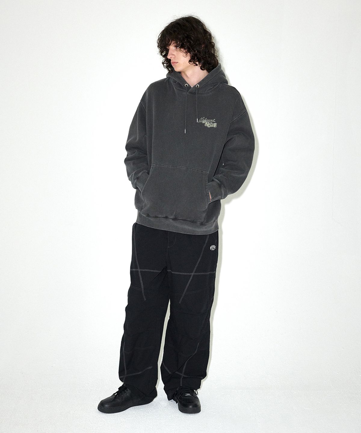 마하그리드(MAHAGRID) LOGO LIST PIGMENT HOODIE CHARCOAL(MG2EFMM416A)