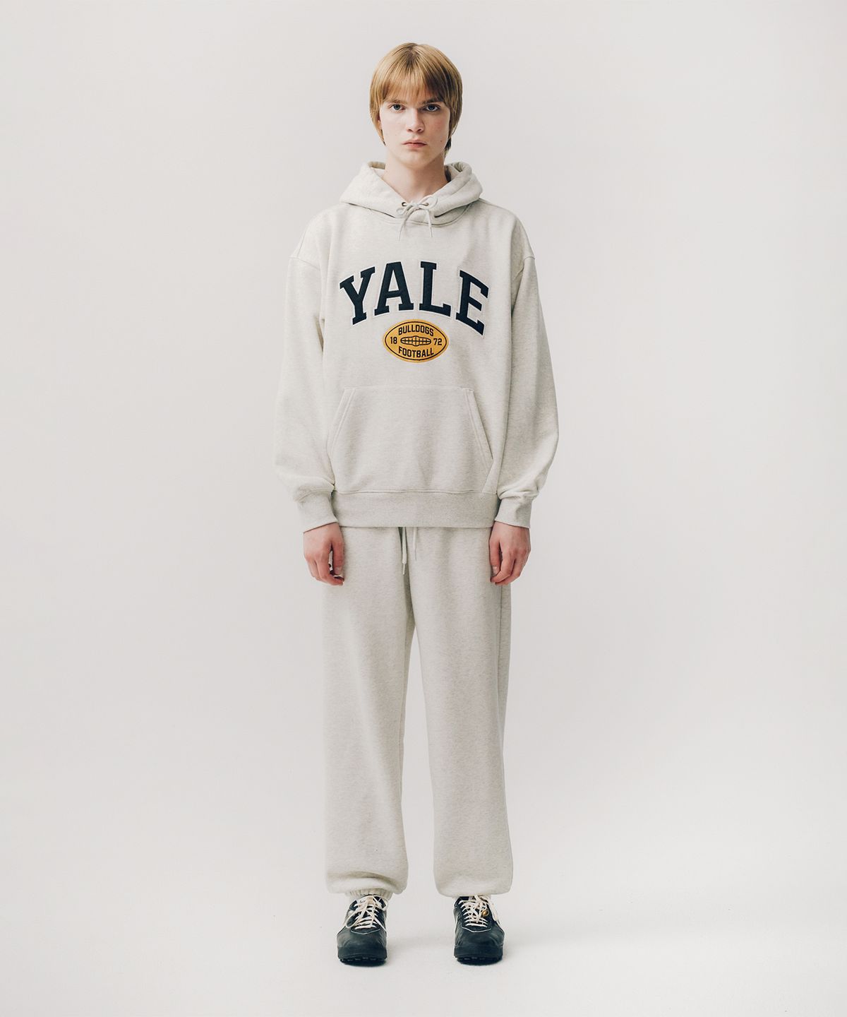 예일(YALE) 스몰 투톤아치 스웨트 팬츠_오트밀