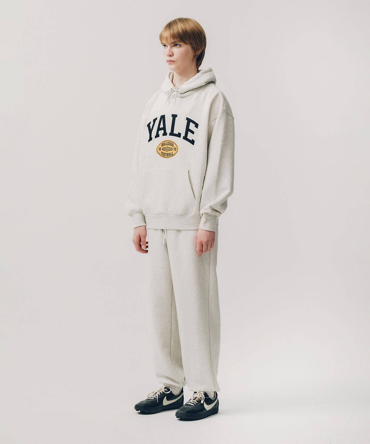 예일(YALE) 스몰 투톤아치 스웨트 팬츠_오트밀