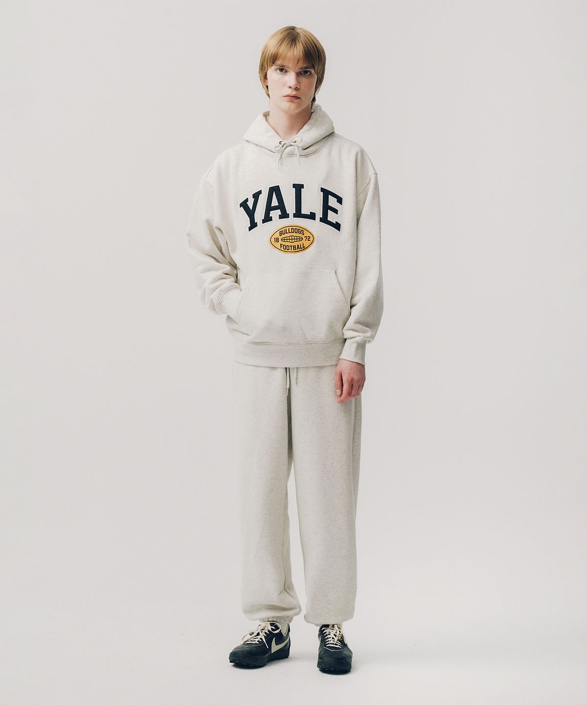 예일(YALE) 스몰 투톤아치 스웨트 팬츠_오트밀