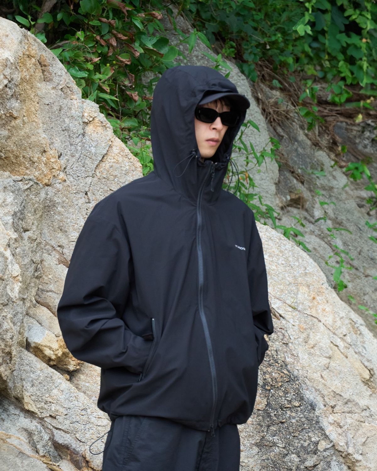 유수도시(YUSOODOSI) Curved zipper logo Wind breaker
