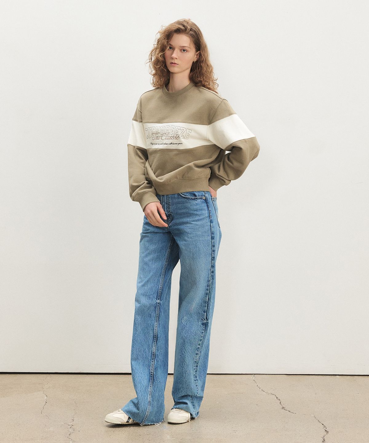 시티브리즈(CITYBREEZE) 아치로고 컬러블록 스웨트셔츠_LIGHT KHAKI