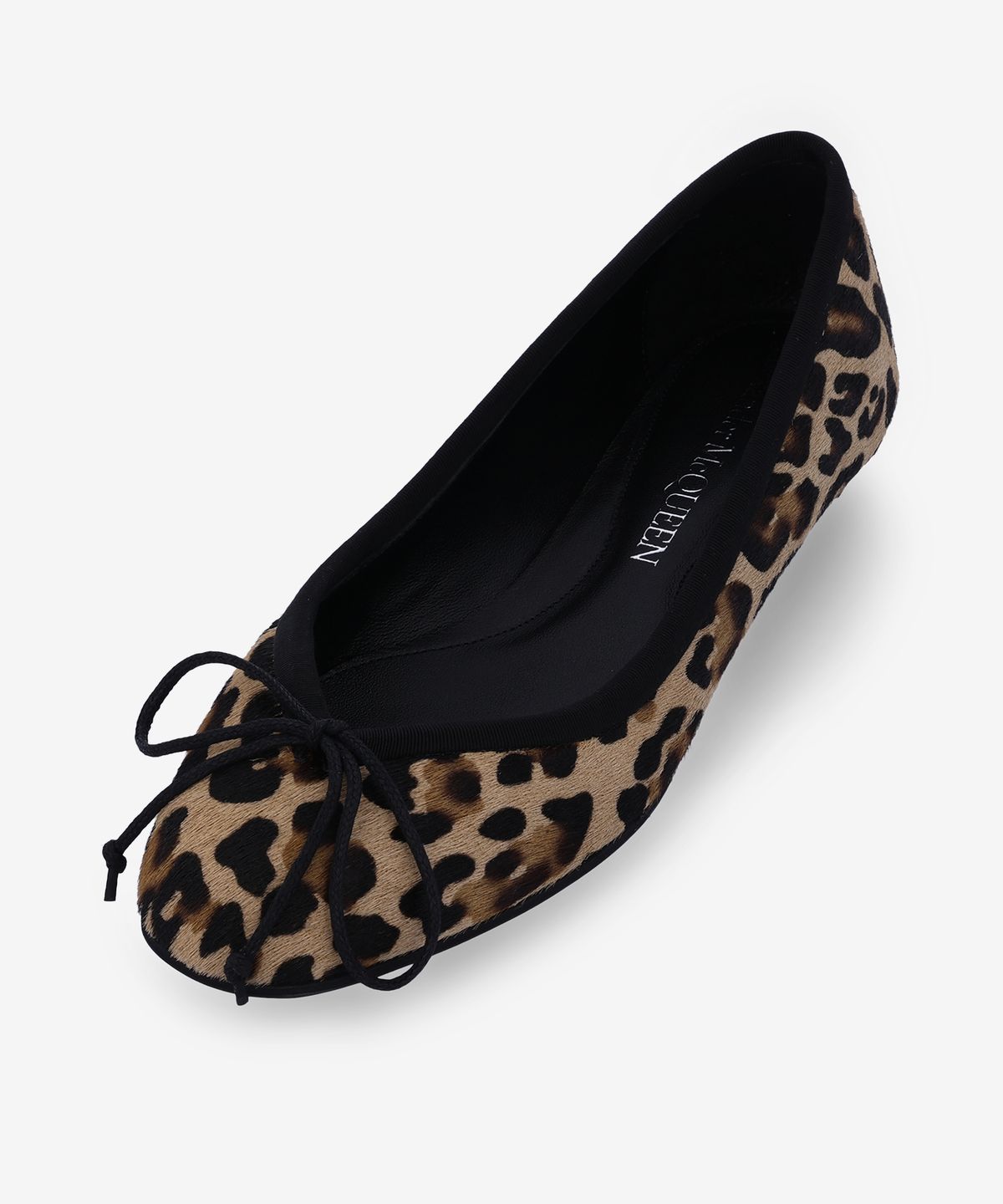 알렉산더 맥퀸(ALEXANDER McQUEEN) 아르마딜로 발레 플랫 슈즈 - 레오파드:블랙 / 797579WLEN72044