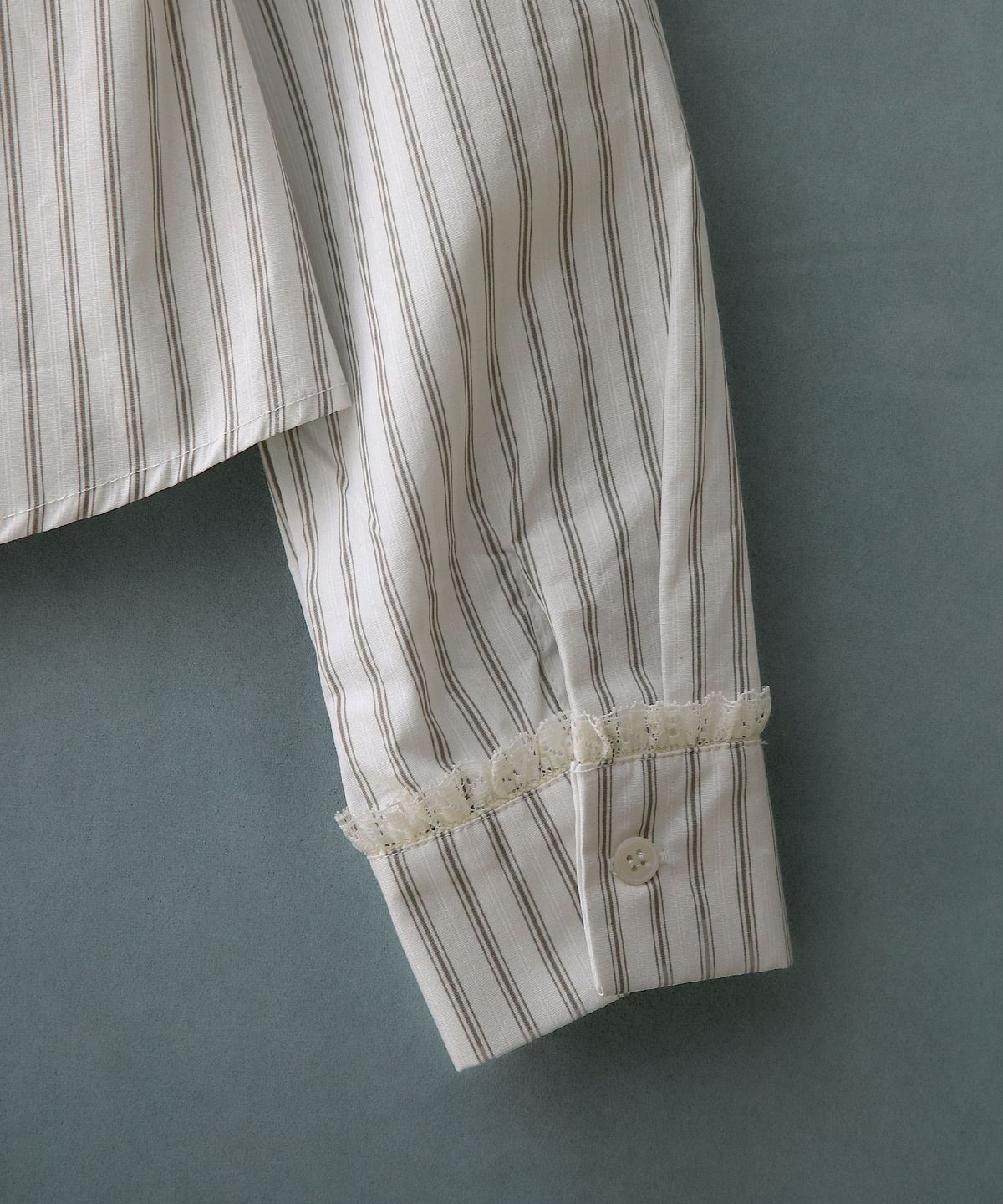 배드블루(BADBLUE) Stripe Lace Tie Shirt Ivory