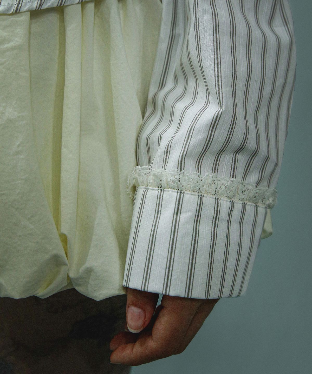 배드블루(BADBLUE) Stripe Lace Tie Shirt Ivory