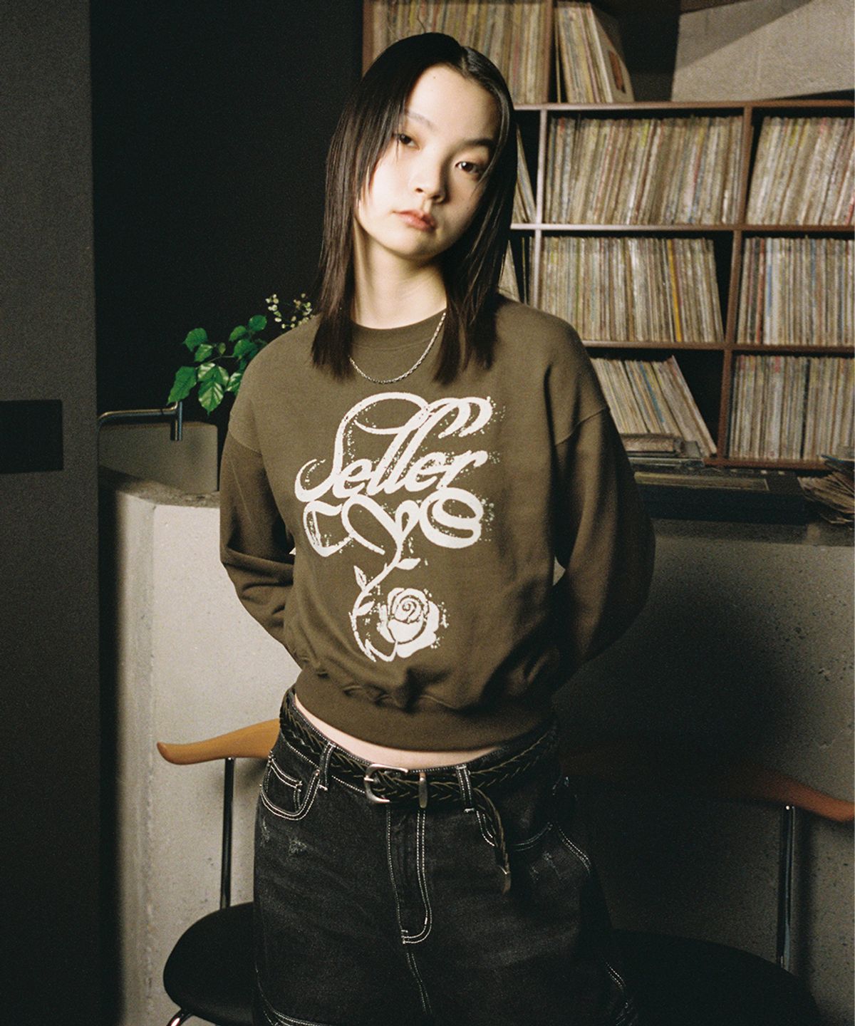 카비시(CAVISH) W CLASSIC ROSE SWEATSHIRT OLIVE(CV2EFFM446A)