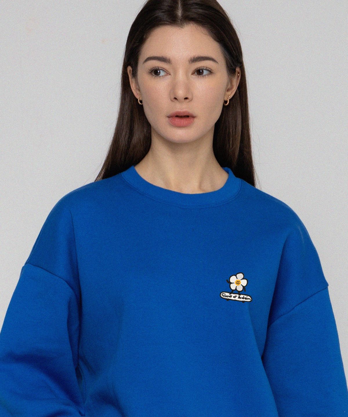 그레이버(GRAVER) [UNISEX]플라워보드 자수 스마일 맨투맨_코발트블루