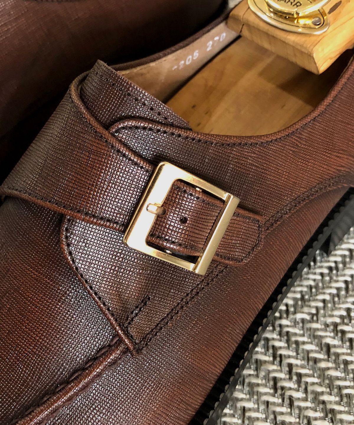 조앤슈(JOENSHOE) 놉 베이커 골드버클 원몽크 브라운사피아노