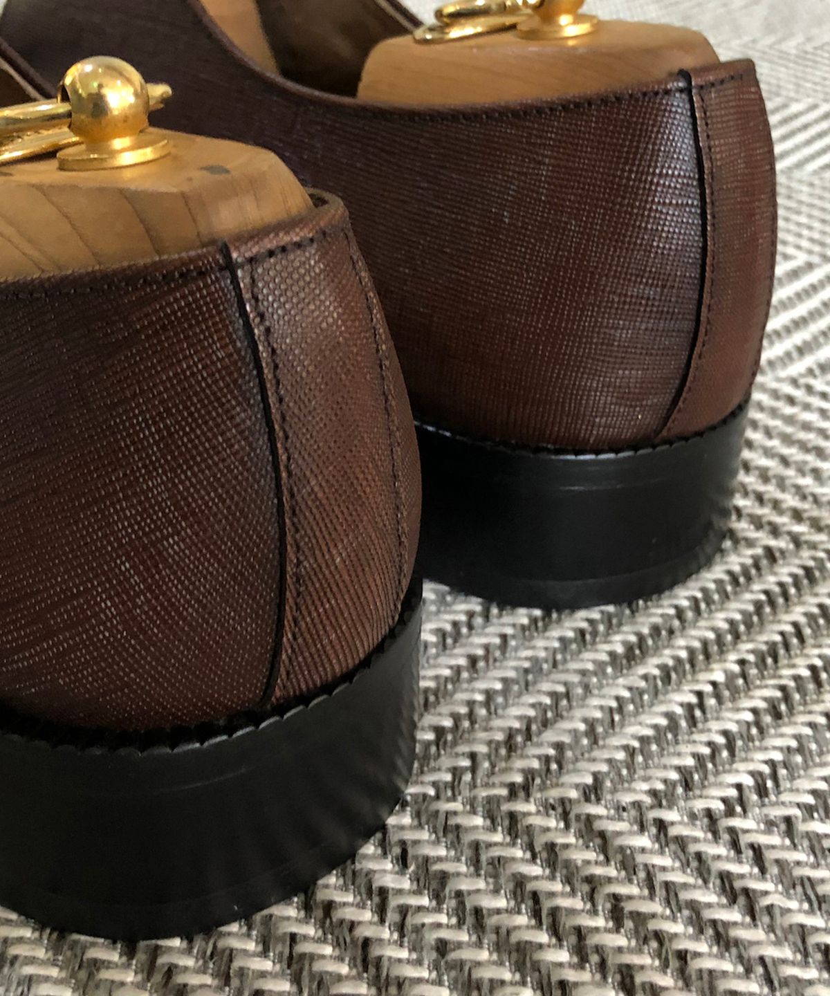 조앤슈(JOENSHOE) 놉 베이커 골드버클 원몽크 브라운사피아노
