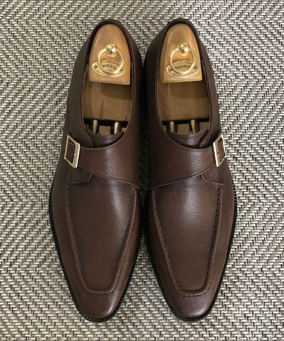 조앤슈(JOENSHOE) 놉 베이커 골드버클 원몽크 브라운사피아노