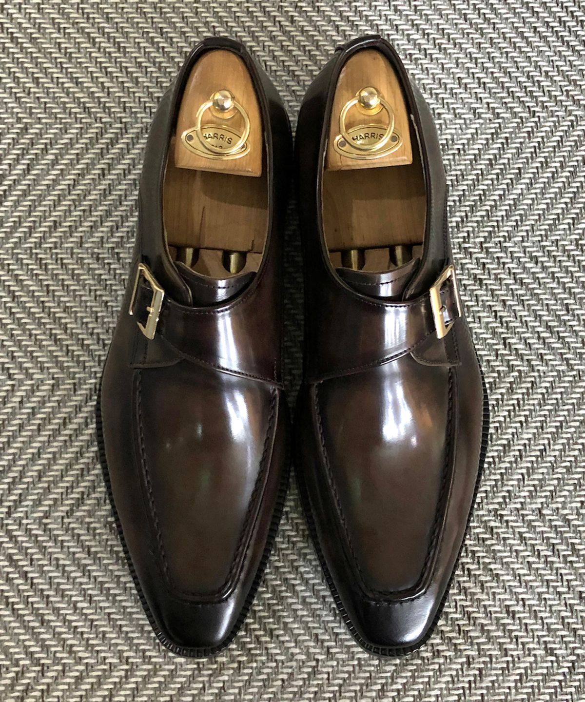 조앤슈(JOENSHOE) 놉 베이커 골드버클 원몽크 미들브라운