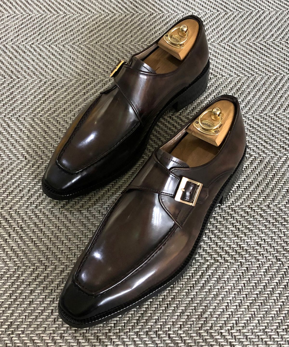 조앤슈(JOENSHOE) 놉 베이커 골드버클 원몽크 미들브라운
