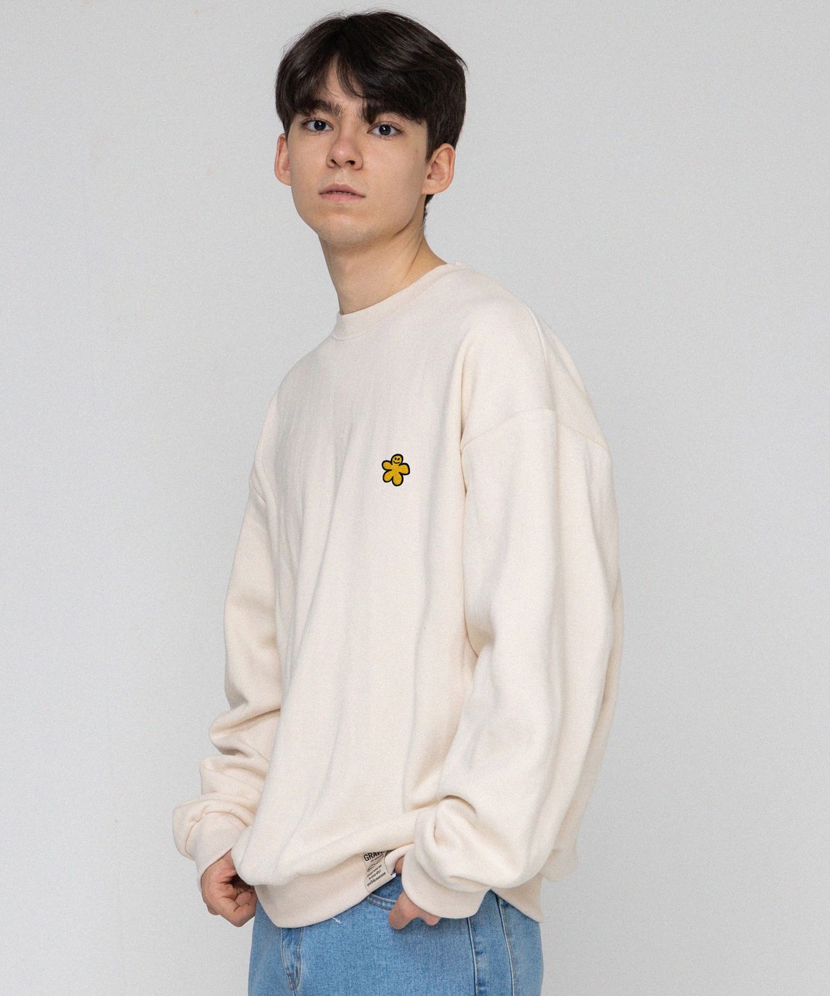 그레이버(GRAVER) [UNISEX]옐로우 오드플라워 자수 맨투맨_크림