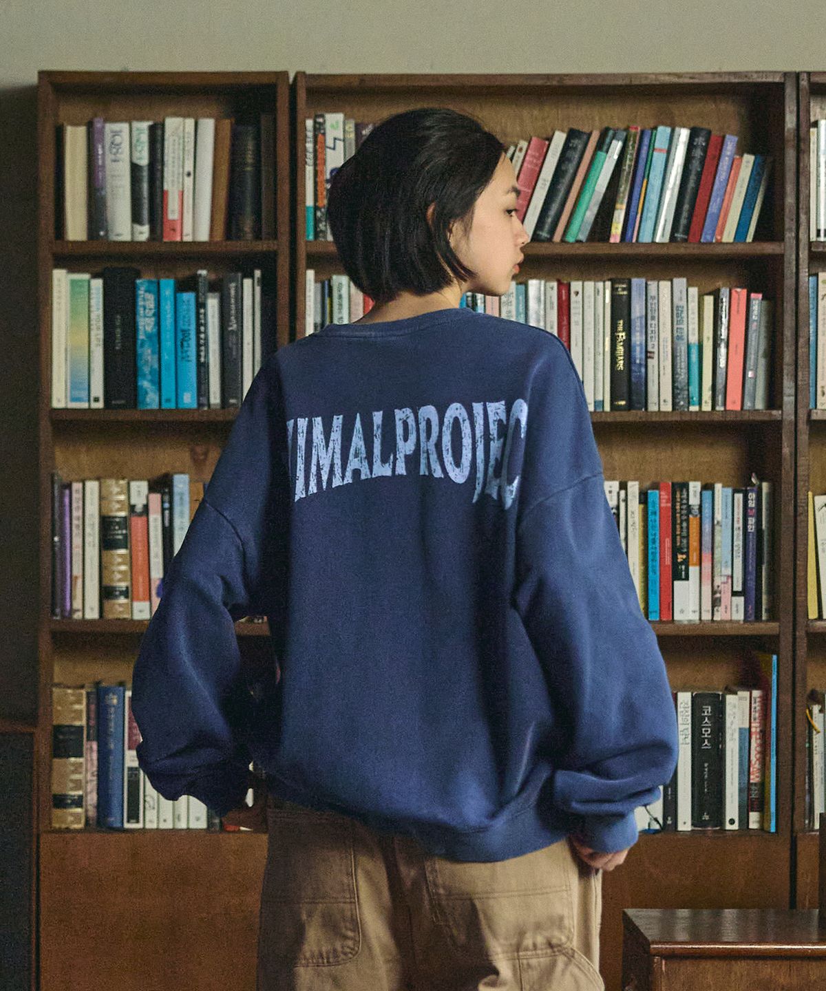 미니멀프로젝트(MINIMALPROJECT) 크랙 아치로고 피그먼트  맨투맨 MMT134 [NAVY]