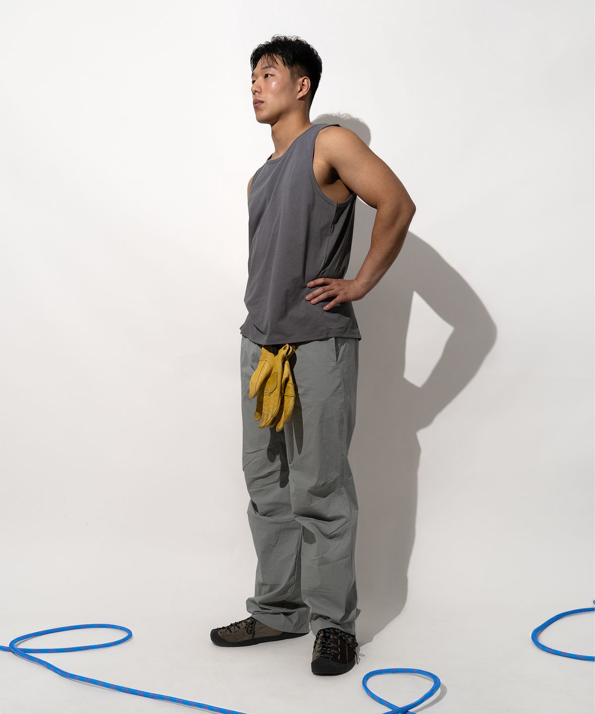 와일(WHILE) 24SS 블랙 테이프 슬리브리스 (CHARCOAL)