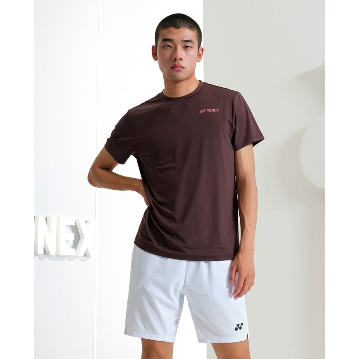 요넥스(YONEX) 249TR011M 다크 브라운 남성용 슬로건 디자인 반팔 티셔츠