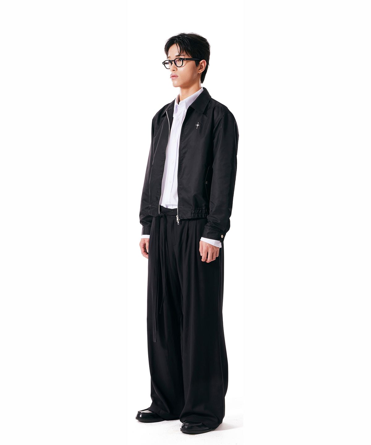 이우가마카라스(IUGAMAKARAS) Belted Striped Trousers (Black)