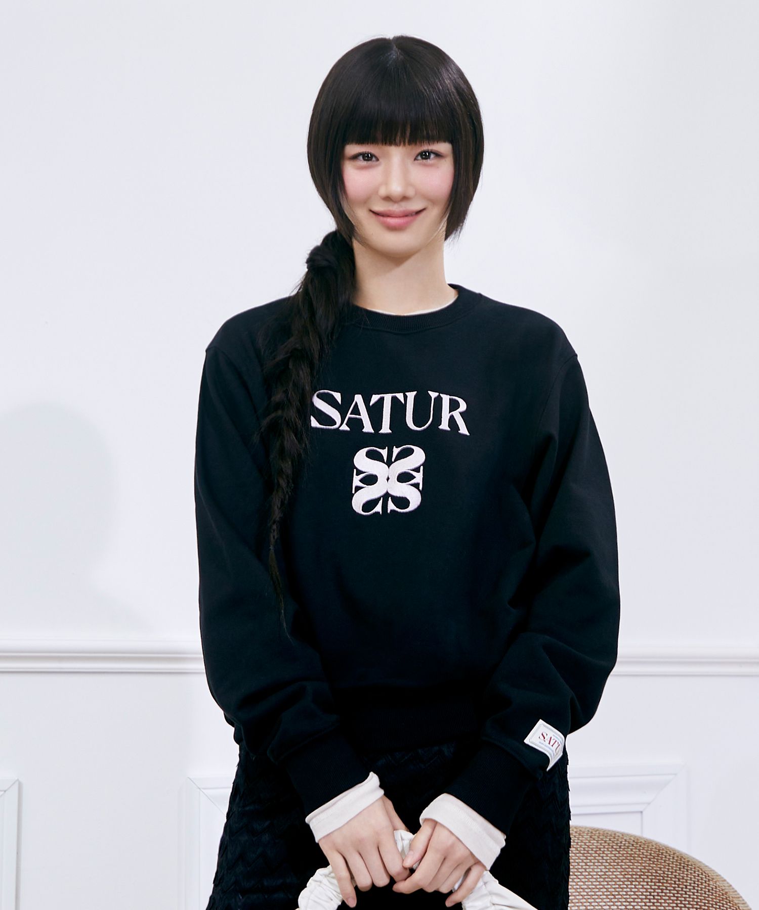 MUSINSA公式 | SATUR Classic Logo Sweatshirt Black Pink