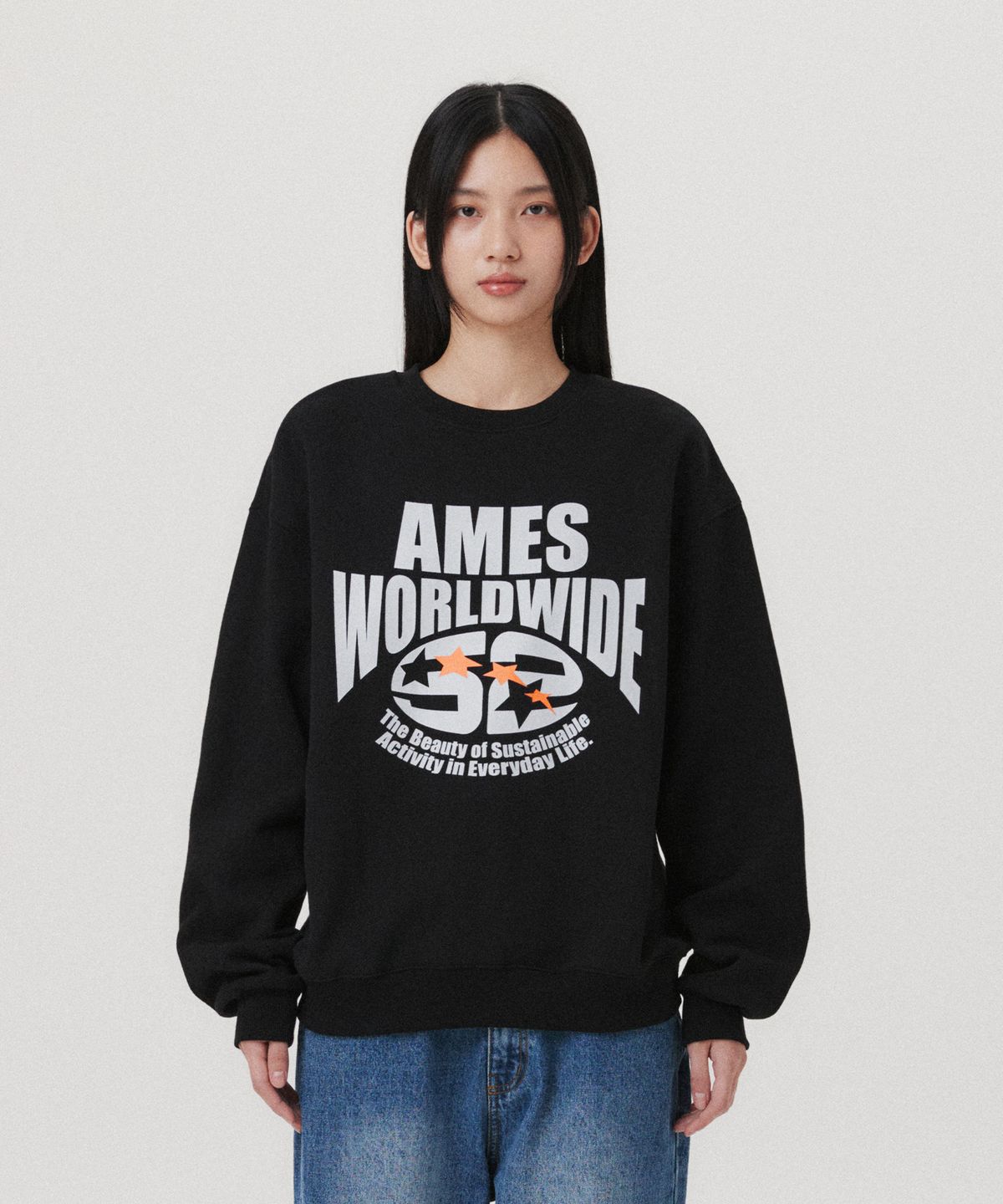아메스 월드와이드(AMES-WORLDWIDE) LOGO TYPO GRAPHIC SWEATSHIRT BLACK(AM2EFUM440A)