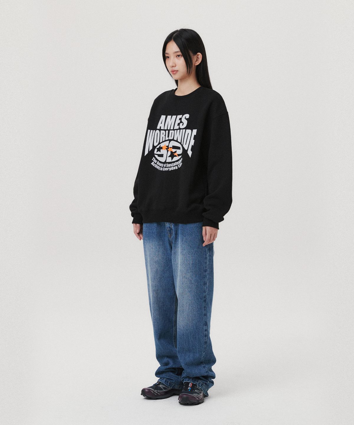아메스 월드와이드(AMES-WORLDWIDE) LOGO TYPO GRAPHIC SWEATSHIRT BLACK(AM2EFUM440A)