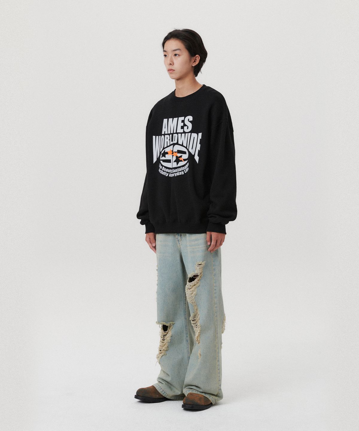 아메스 월드와이드(AMES-WORLDWIDE) LOGO TYPO GRAPHIC SWEATSHIRT BLACK(AM2EFUM440A)