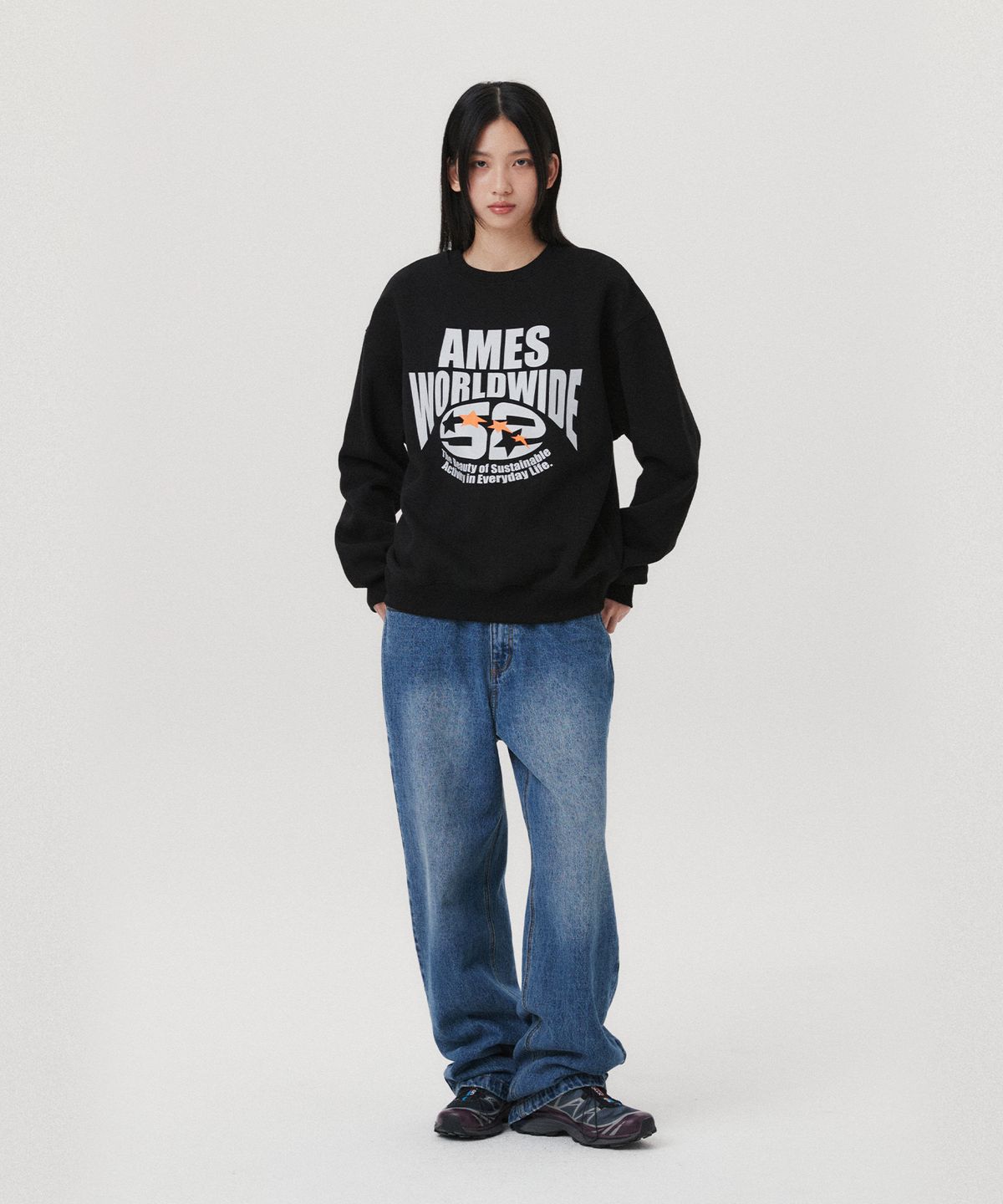 아메스 월드와이드(AMES-WORLDWIDE) LOGO TYPO GRAPHIC SWEATSHIRT BLACK(AM2EFUM440A)
