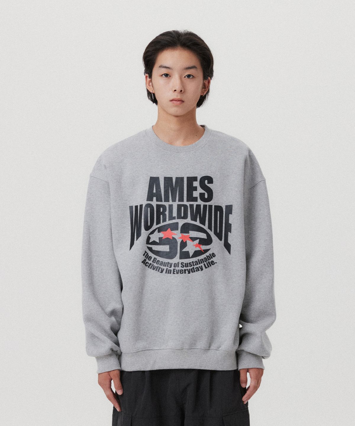 아메스 월드와이드(AMES-WORLDWIDE) LOGO TYPO GRAPHIC SWEATSHIRT GREY(AM2EFUM440A)