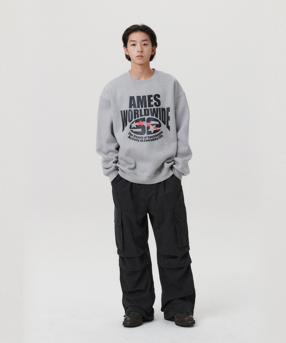 아메스 월드와이드(AMES-WORLDWIDE) LOGO TYPO GRAPHIC SWEATSHIRT GREY(AM2EFUM440A)