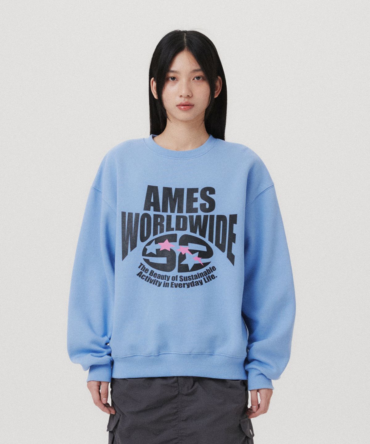 아메스 월드와이드(AMES-WORLDWIDE) LOGO TYPO GRAPHIC SWEATSHIRT LIGHT BLUE(AM2EFUM440A)