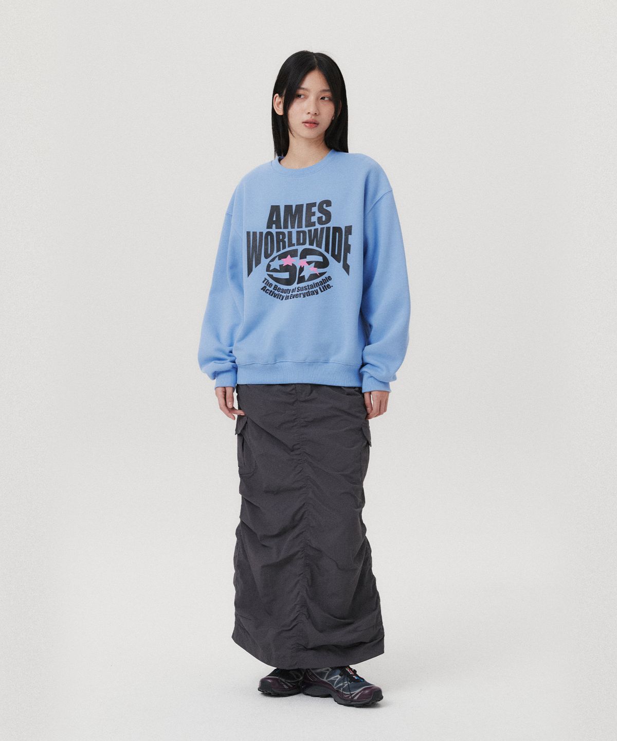 아메스 월드와이드(AMES-WORLDWIDE) LOGO TYPO GRAPHIC SWEATSHIRT LIGHT BLUE(AM2EFUM440A)