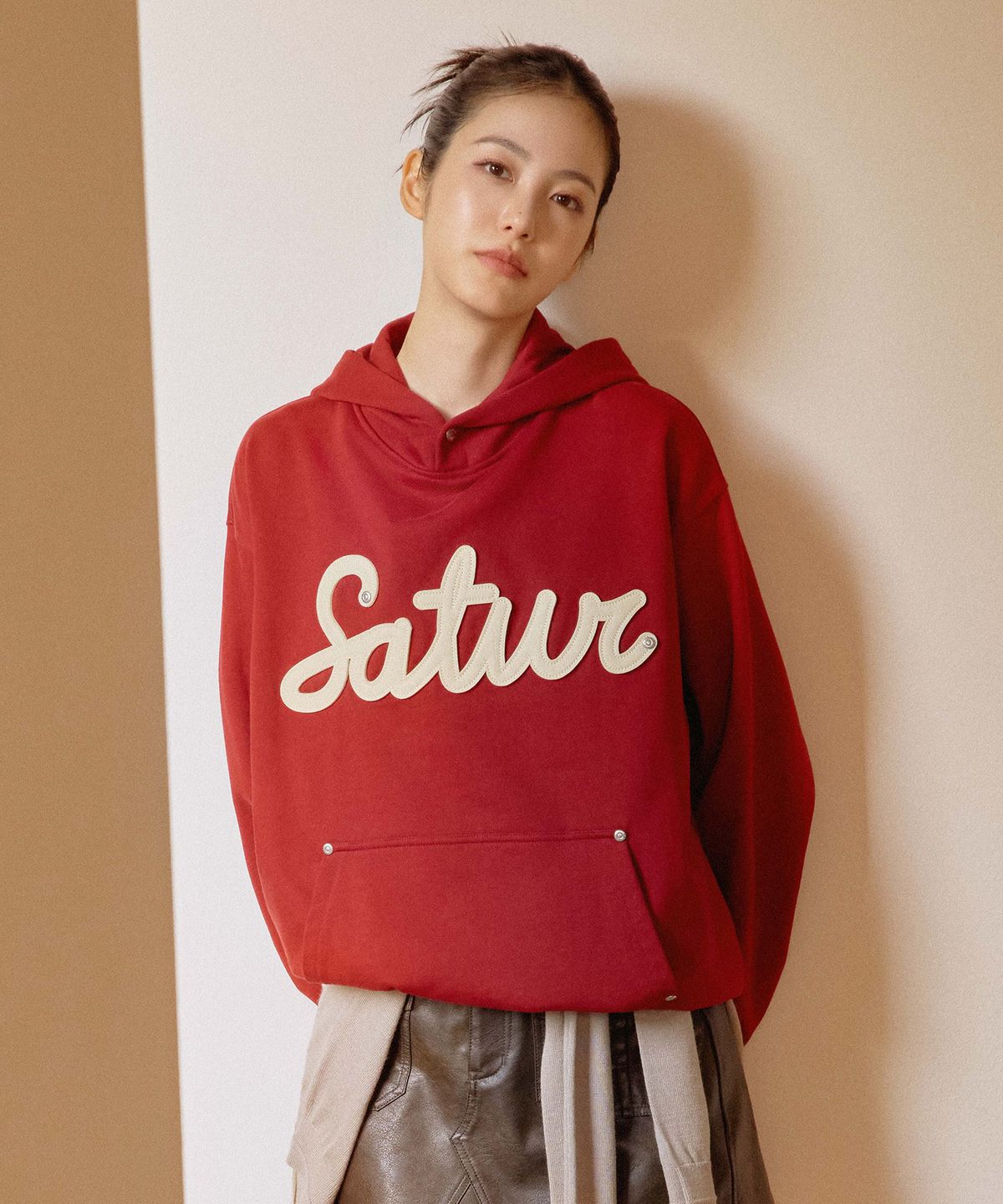 세터(SATUR) 루고 아플리케 리벳 후드 버건디