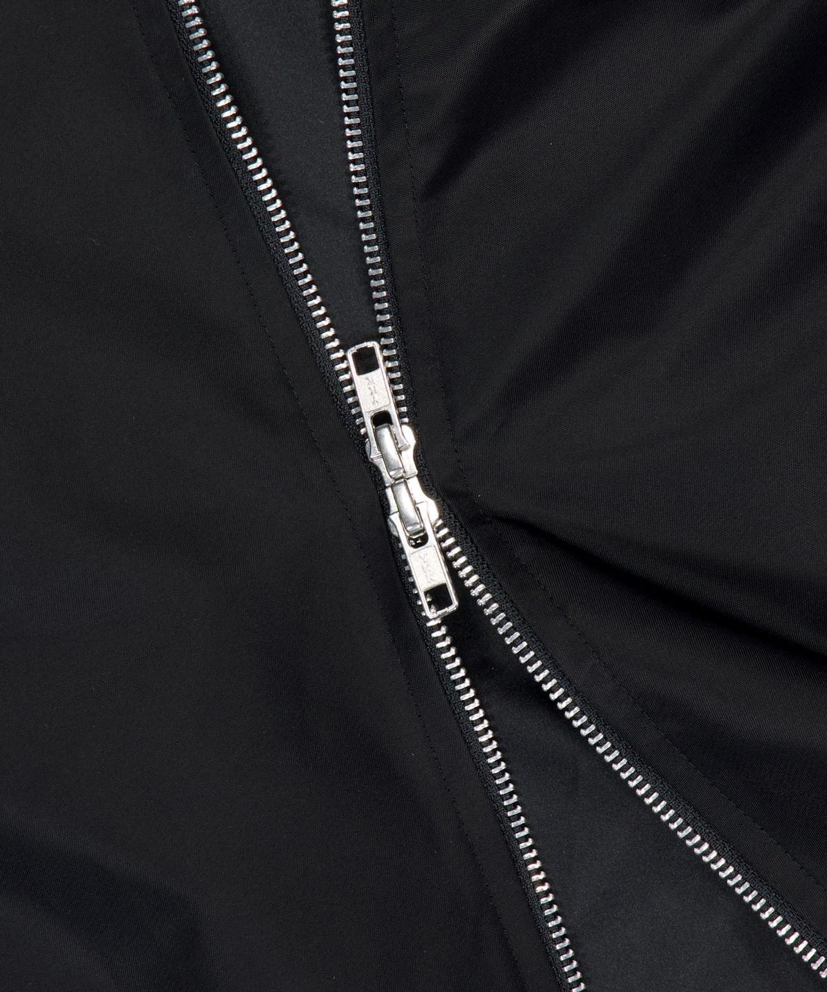 이우가마카라스(IUGAMAKARAS) Nylon Bomber Jacket (Black)
