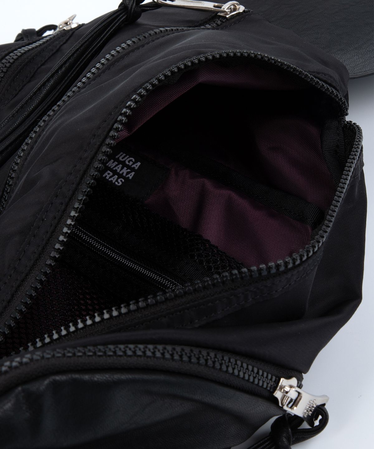 이우가마카라스(IUGAMAKARAS) Carabiner Nylon Backpack (Black)