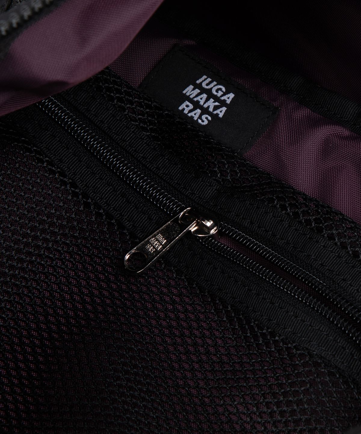 이우가마카라스(IUGAMAKARAS) Carabiner Nylon Backpack (Black)