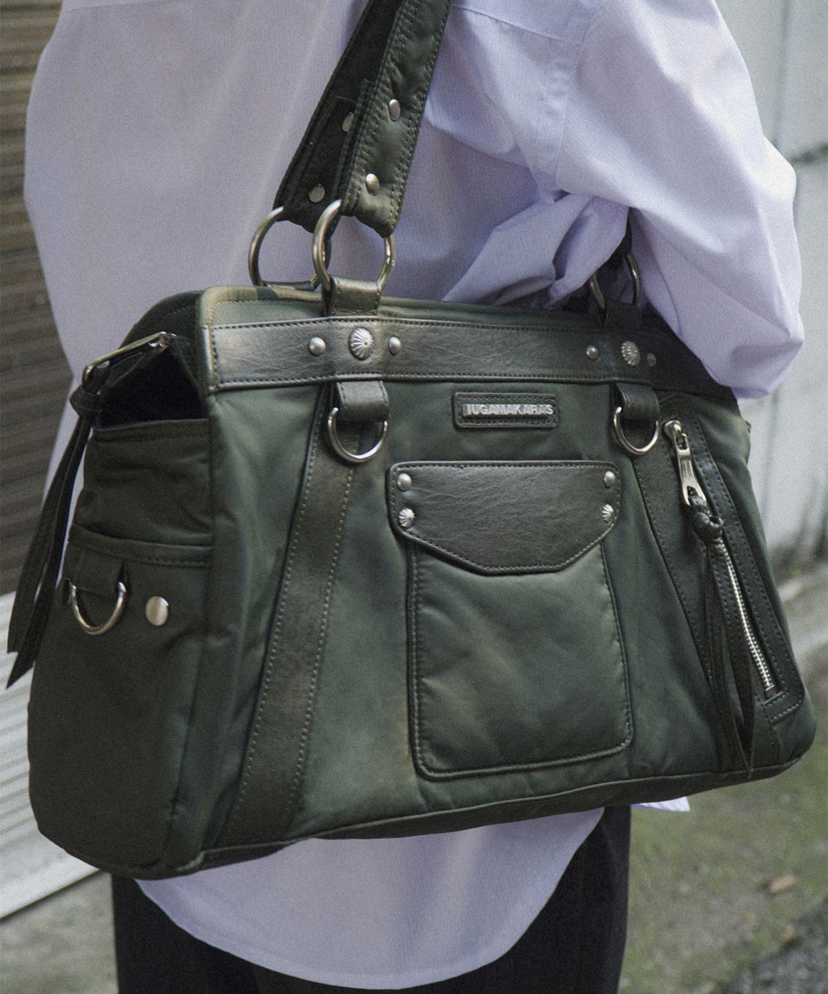 이우가마카라스(IUGAMAKARAS) Studded Nylon Shoulder Bag (Khaki)