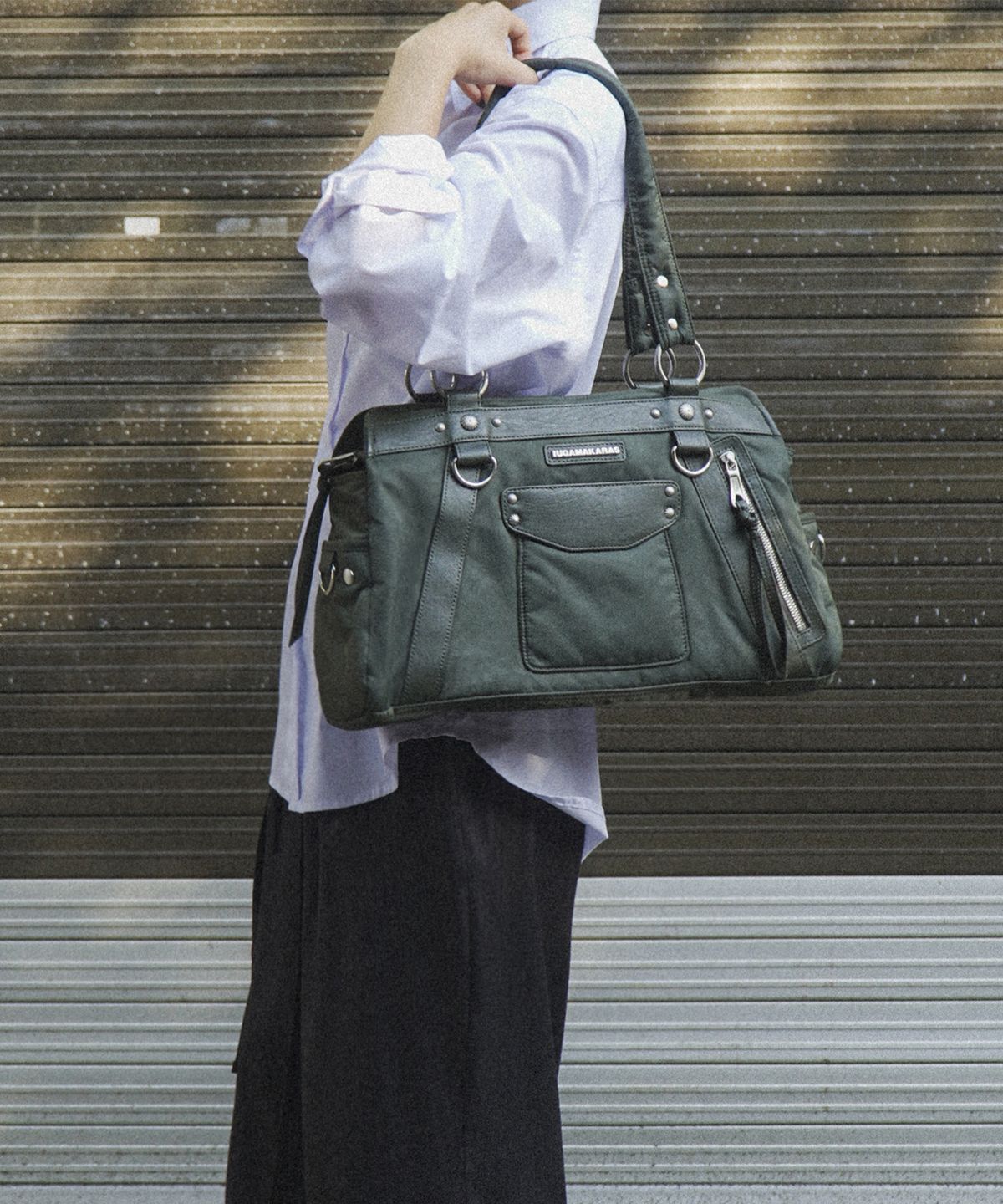 이우가마카라스(IUGAMAKARAS) Studded Nylon Shoulder Bag (Khaki)