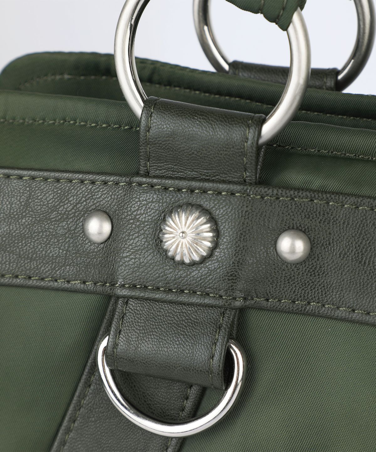 이우가마카라스(IUGAMAKARAS) Studded Nylon Shoulder Bag (Khaki)