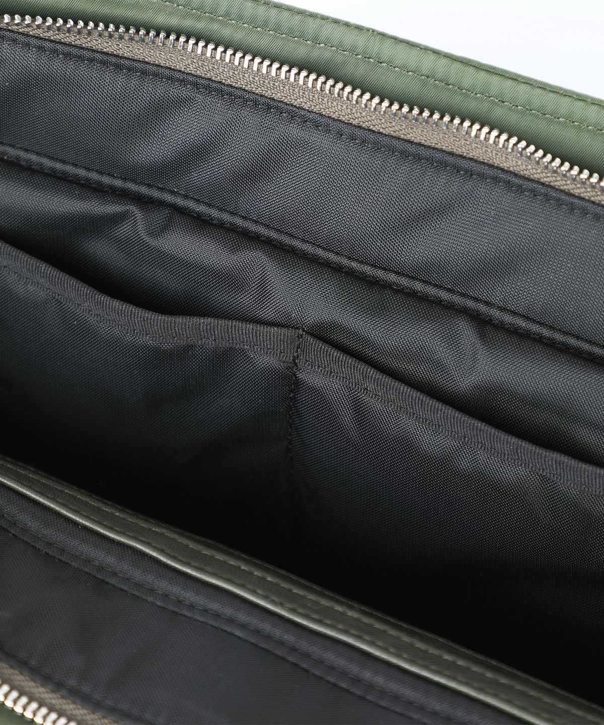 이우가마카라스(IUGAMAKARAS) Studded Nylon Shoulder Bag (Khaki)