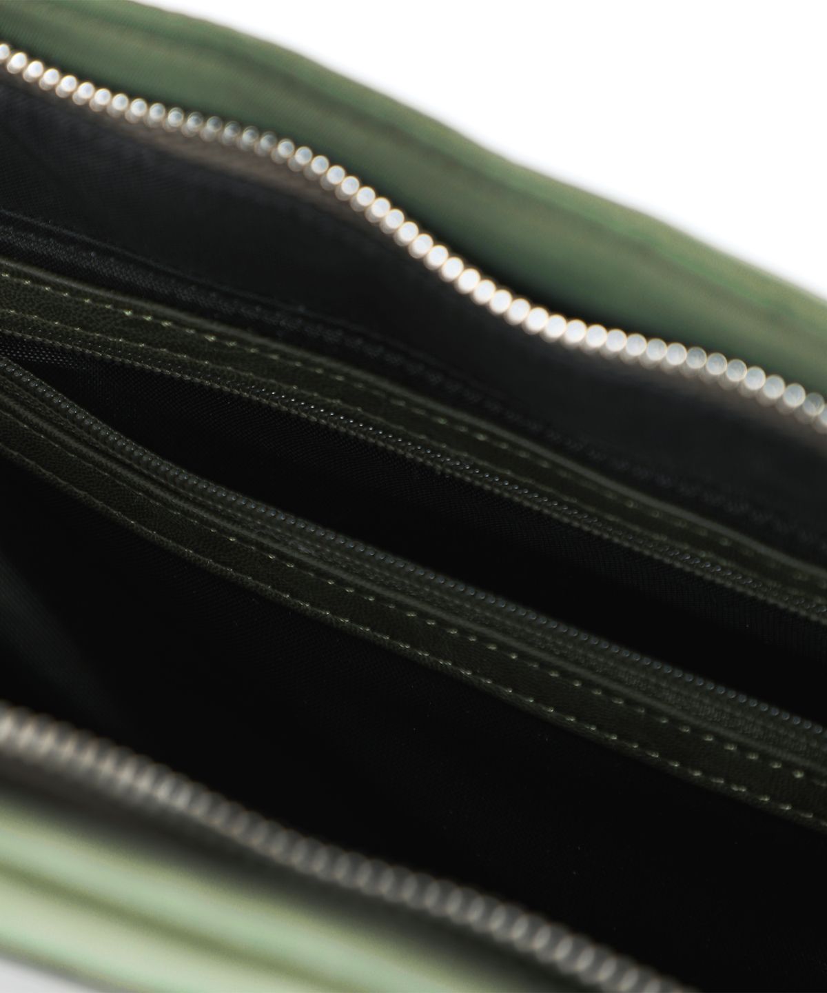 이우가마카라스(IUGAMAKARAS) Studded Nylon Shoulder Bag (Khaki)