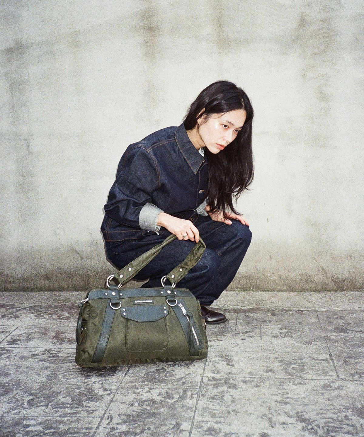 이우가마카라스(IUGAMAKARAS) Studded Nylon Shoulder Bag (Khaki)