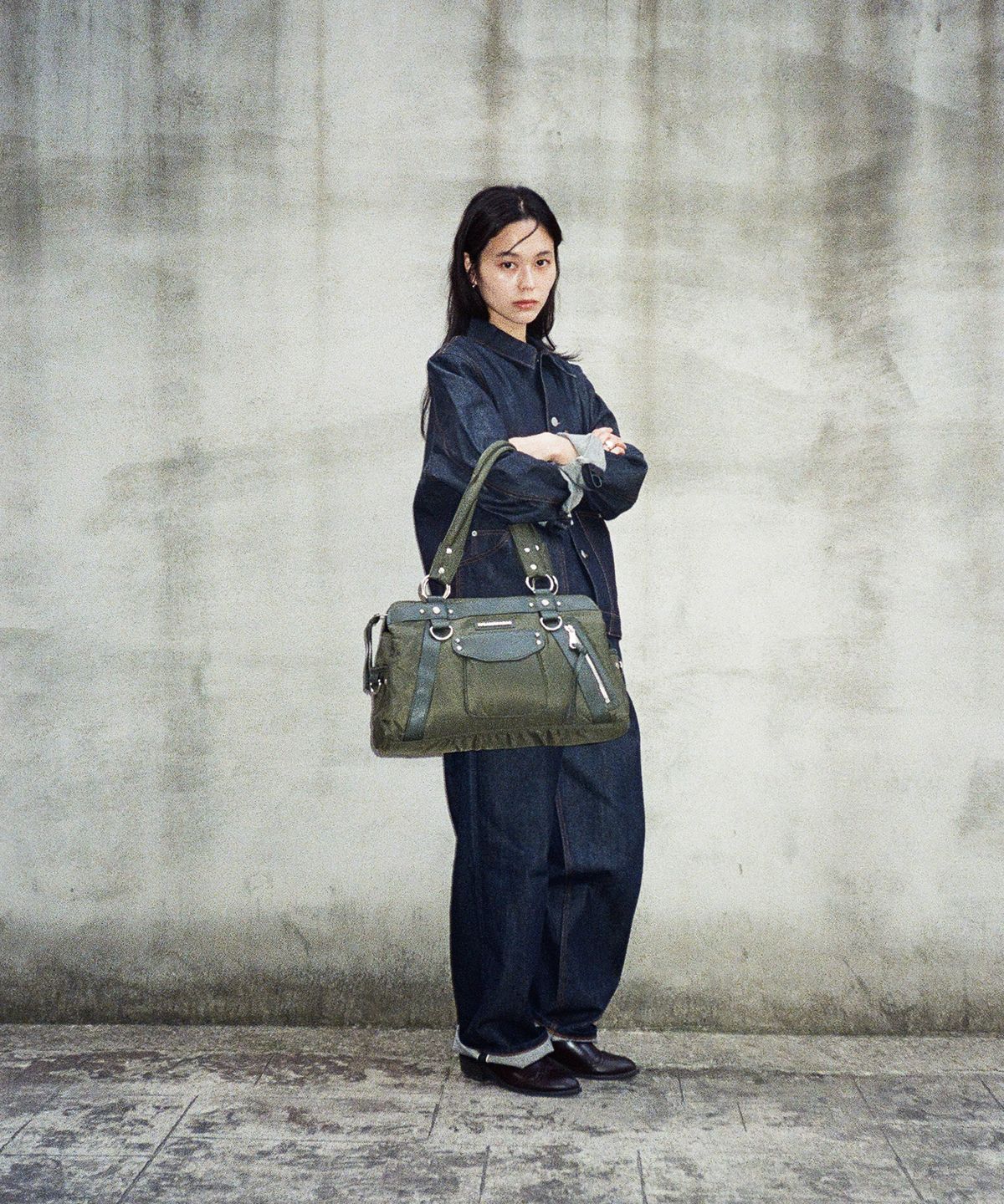 이우가마카라스(IUGAMAKARAS) Studded Nylon Shoulder Bag (Khaki)