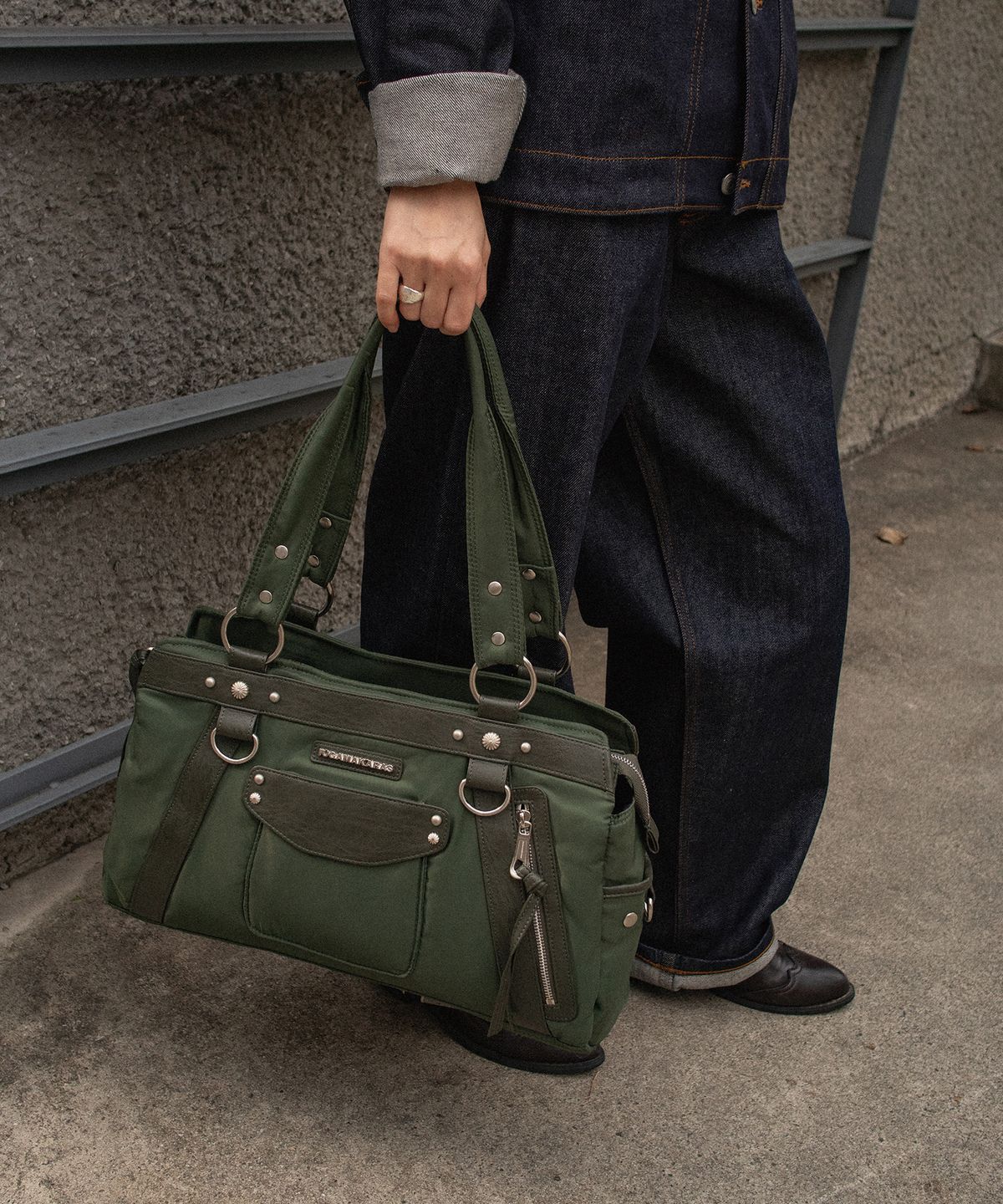 이우가마카라스(IUGAMAKARAS) Studded Nylon Shoulder Bag (Khaki)