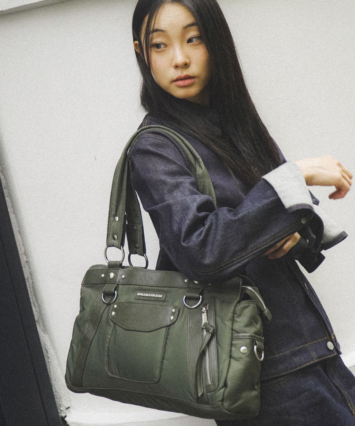 이우가마카라스(IUGAMAKARAS) Studded Nylon Shoulder Bag (Khaki)