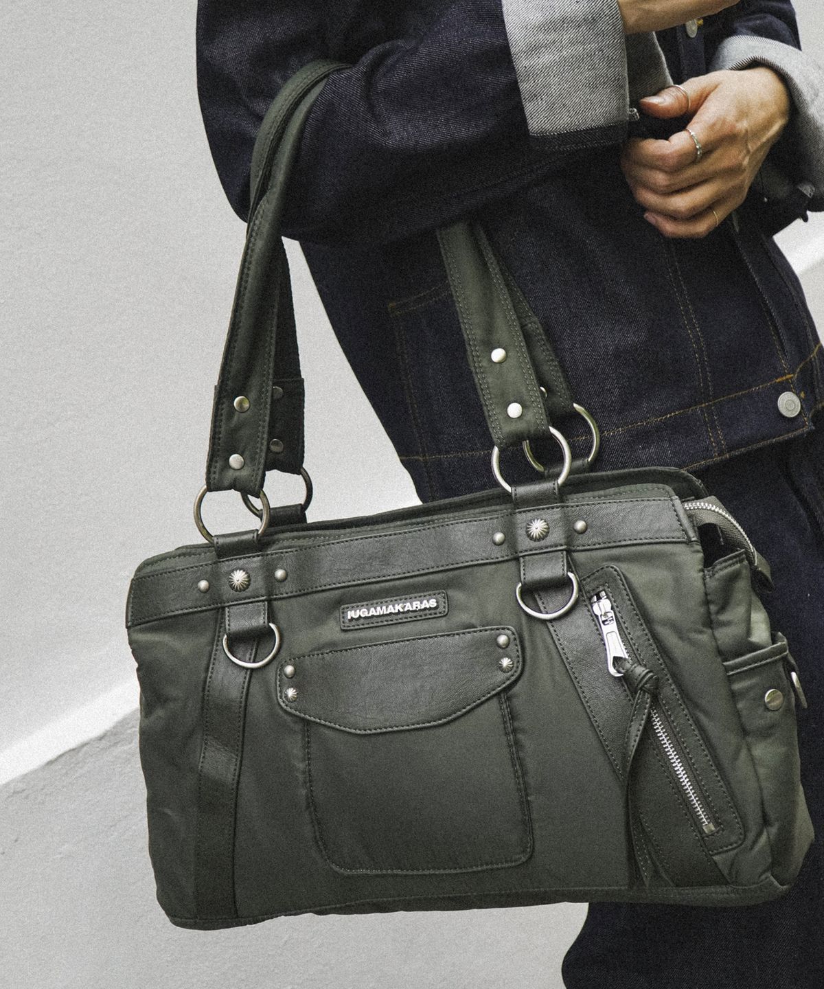 이우가마카라스(IUGAMAKARAS) Studded Nylon Shoulder Bag (Khaki)