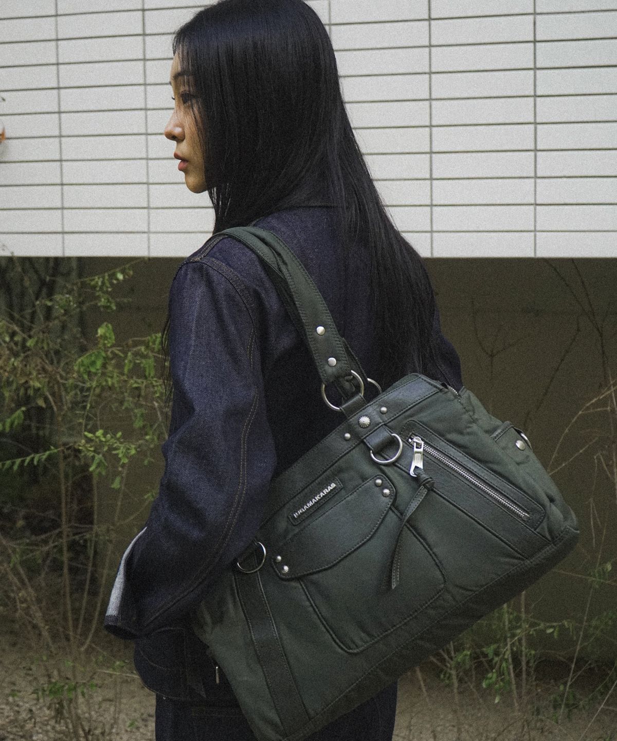 이우가마카라스(IUGAMAKARAS) Studded Nylon Shoulder Bag (Khaki)