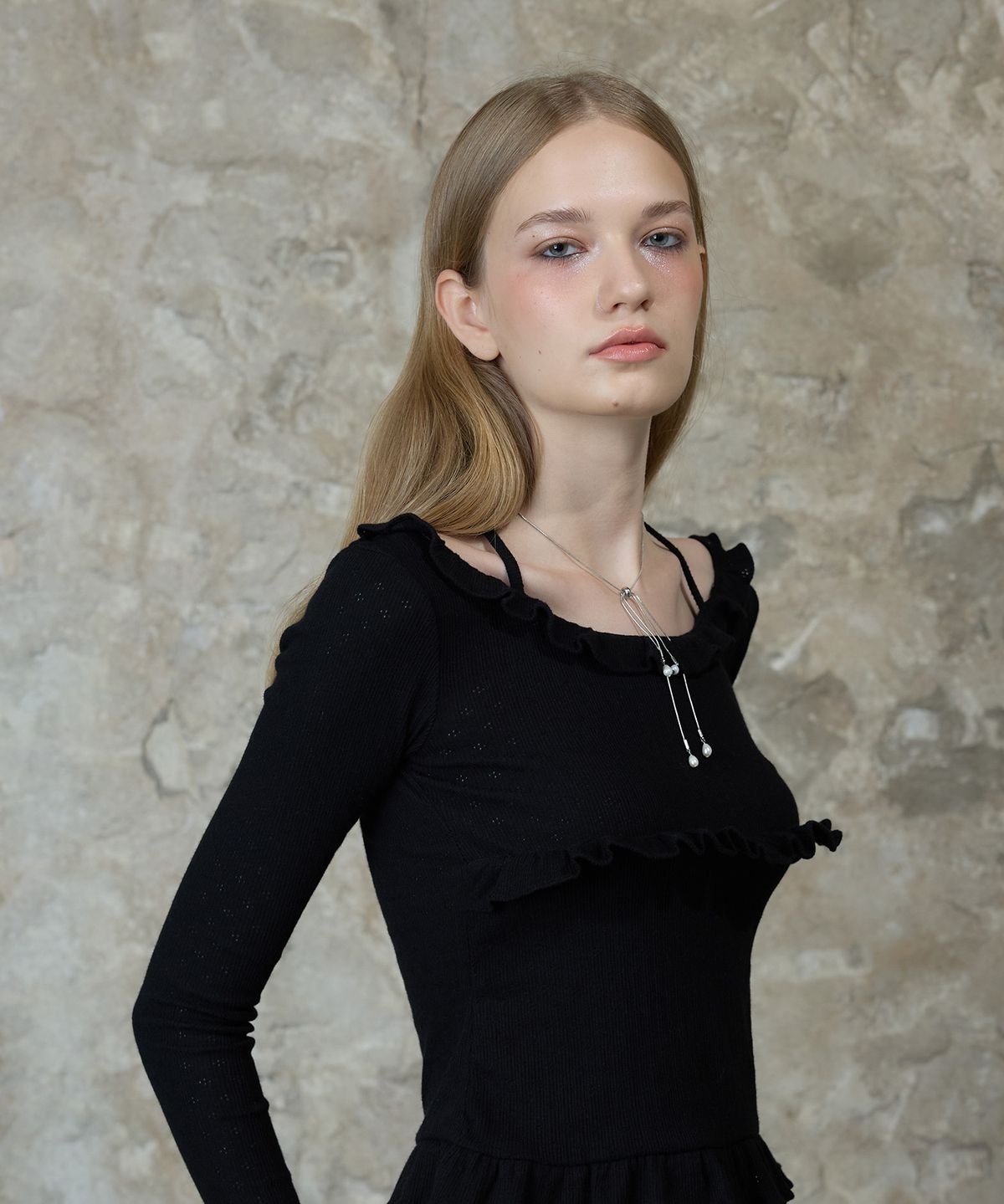 라티젠(LARTIGENT) L13 FRILL HALTER SLEEVE(BLACK)