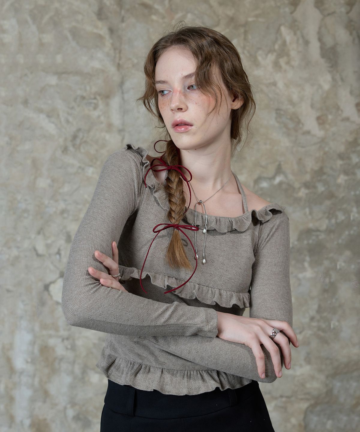 라티젠(LARTIGENT) L13 FRILL HALTER SLEEVE(BROWN)