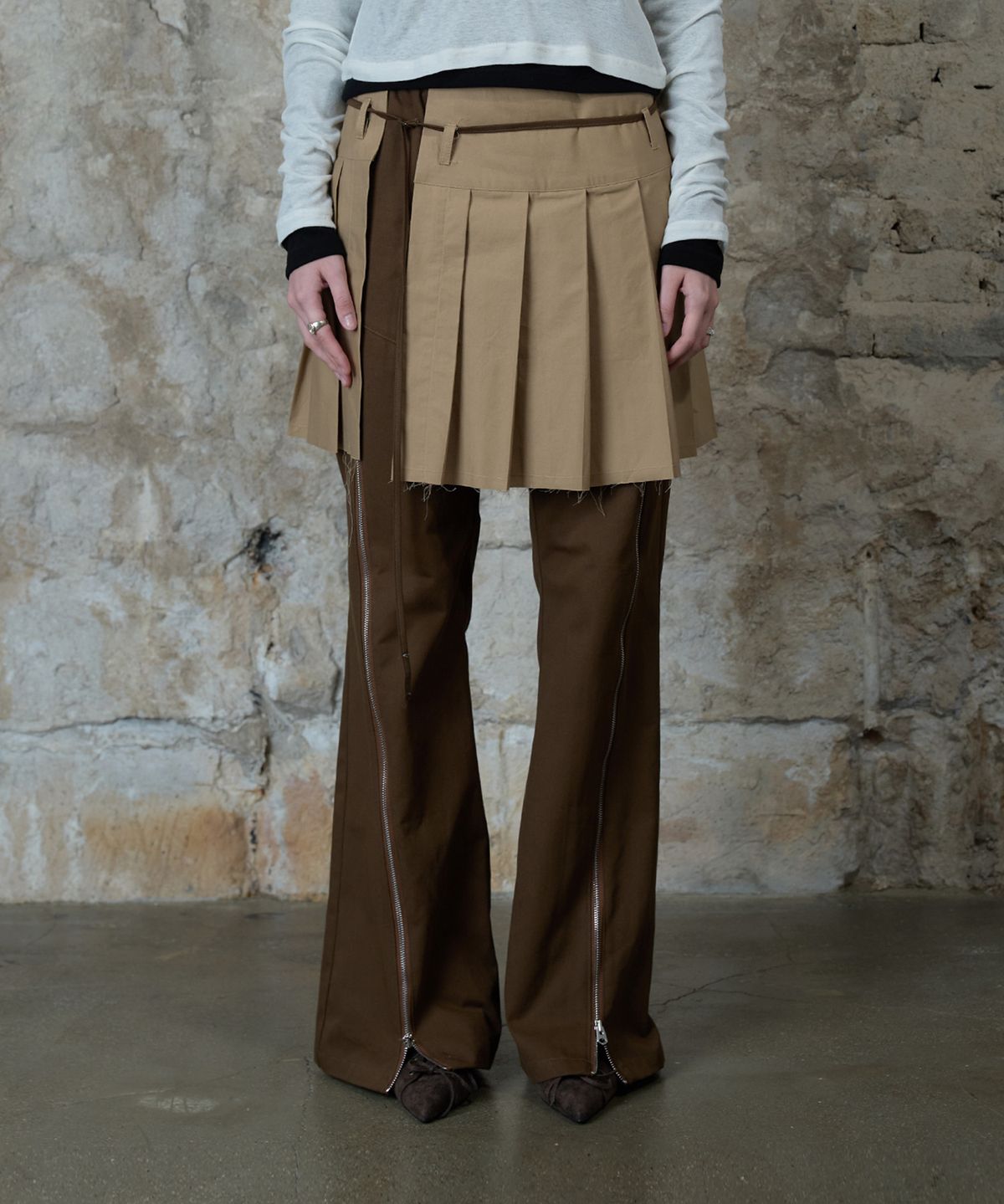 라티젠(LARTIGENT) L13 PLEATS SKIRT PANTS(BROWN)