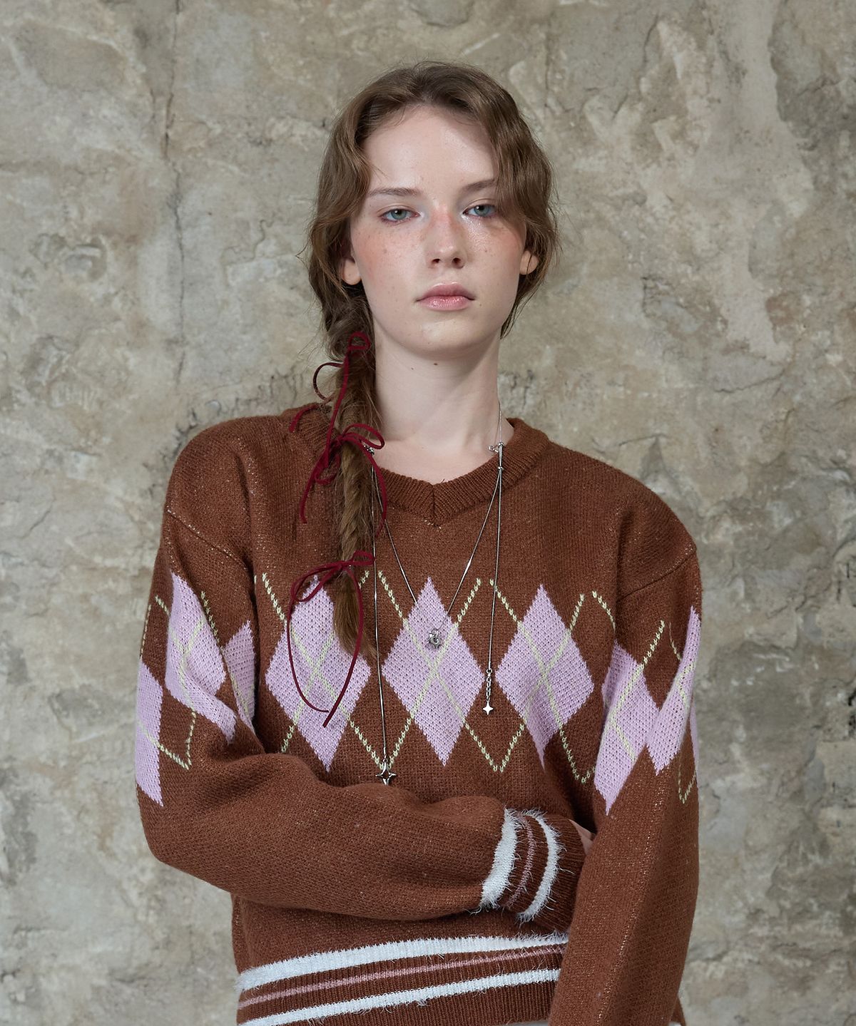 라티젠(LARTIGENT) L13 ARGYLE V-NECK KNIT(BROWN)